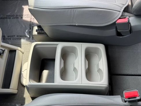 Used 2013 Volkswagen Routan SE FWD image 21
