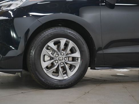 Used 2025 Toyota Sienna XLE image 30