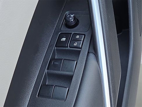 Certified 2022 Toyota Corolla Cross L image 11