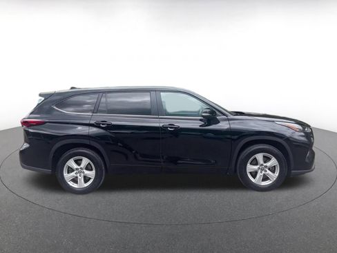 Used 2025 Toyota Highlander LE FWD image 16