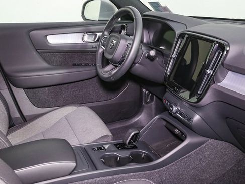 Used 2025 Volvo XC40 B5 Core image 17