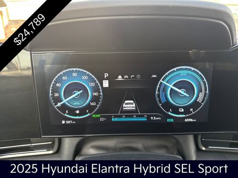 Used 2025 Hyundai Elantra SEL image 15