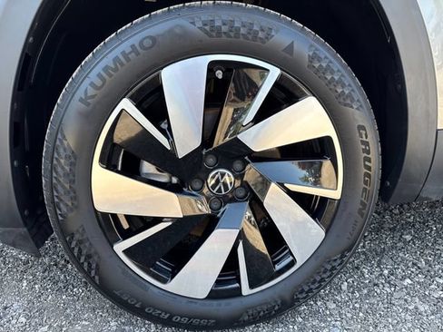 Used 2025 Volkswagen Atlas Cross Sport SE AWD/4WD image 28