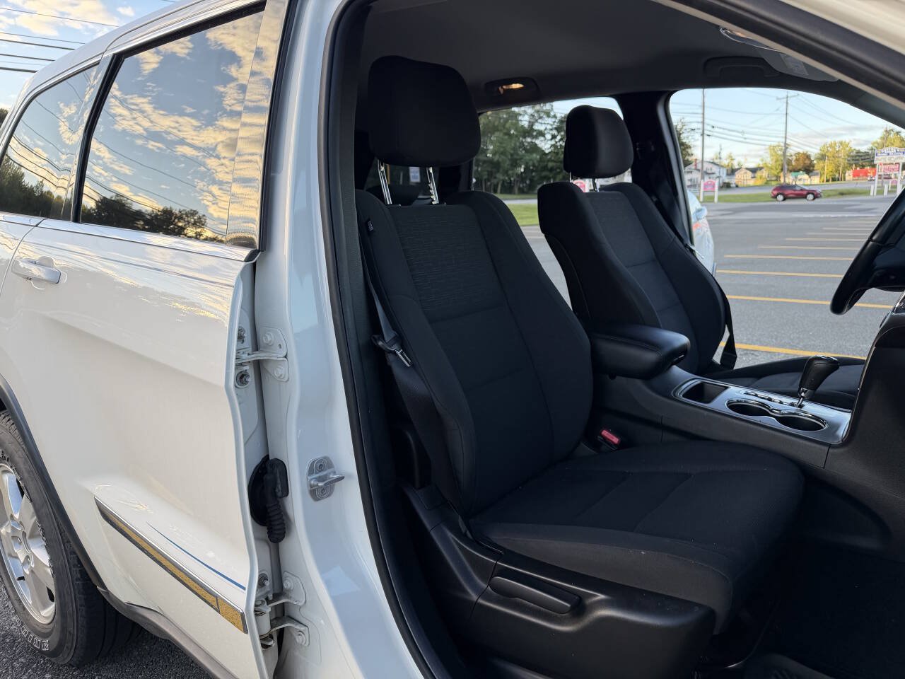 Used 2012 Jeep Grand Cherokee Laredo w/ Laredo E Group AWD/4WD image 15