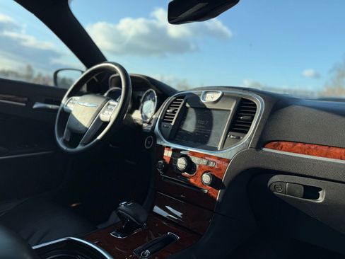 Used 2014 Chrysler 300 image 32