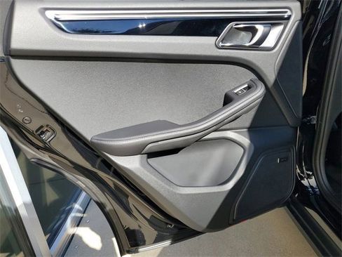 Used 2025 Porsche Macan image 30