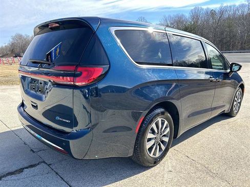 Used 2024 Chrysler Pacifica Select image 4