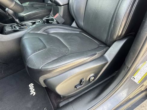 Used 2019 Jeep Cherokee Limited FWD image 22