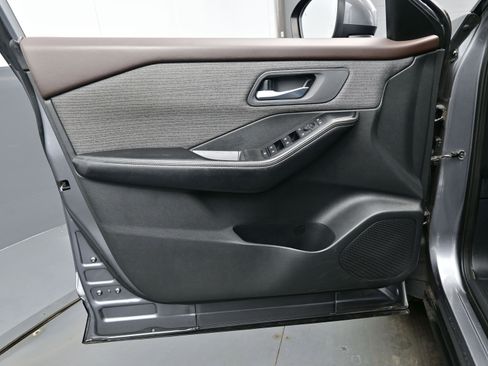 Used 2021 Nissan Rogue SV image 9