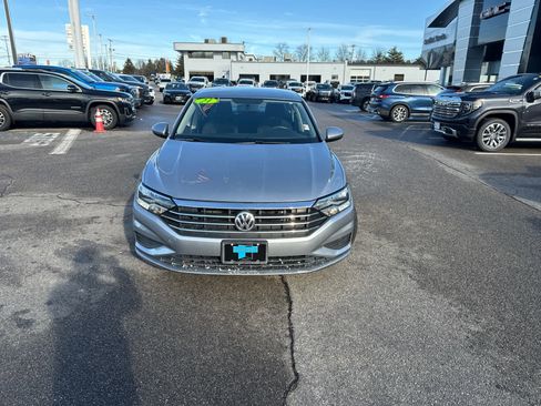 Used 2021 Volkswagen Jetta SE image 2