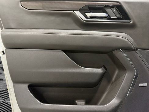 Used 2025 GMC Yukon XL Elevation image 20