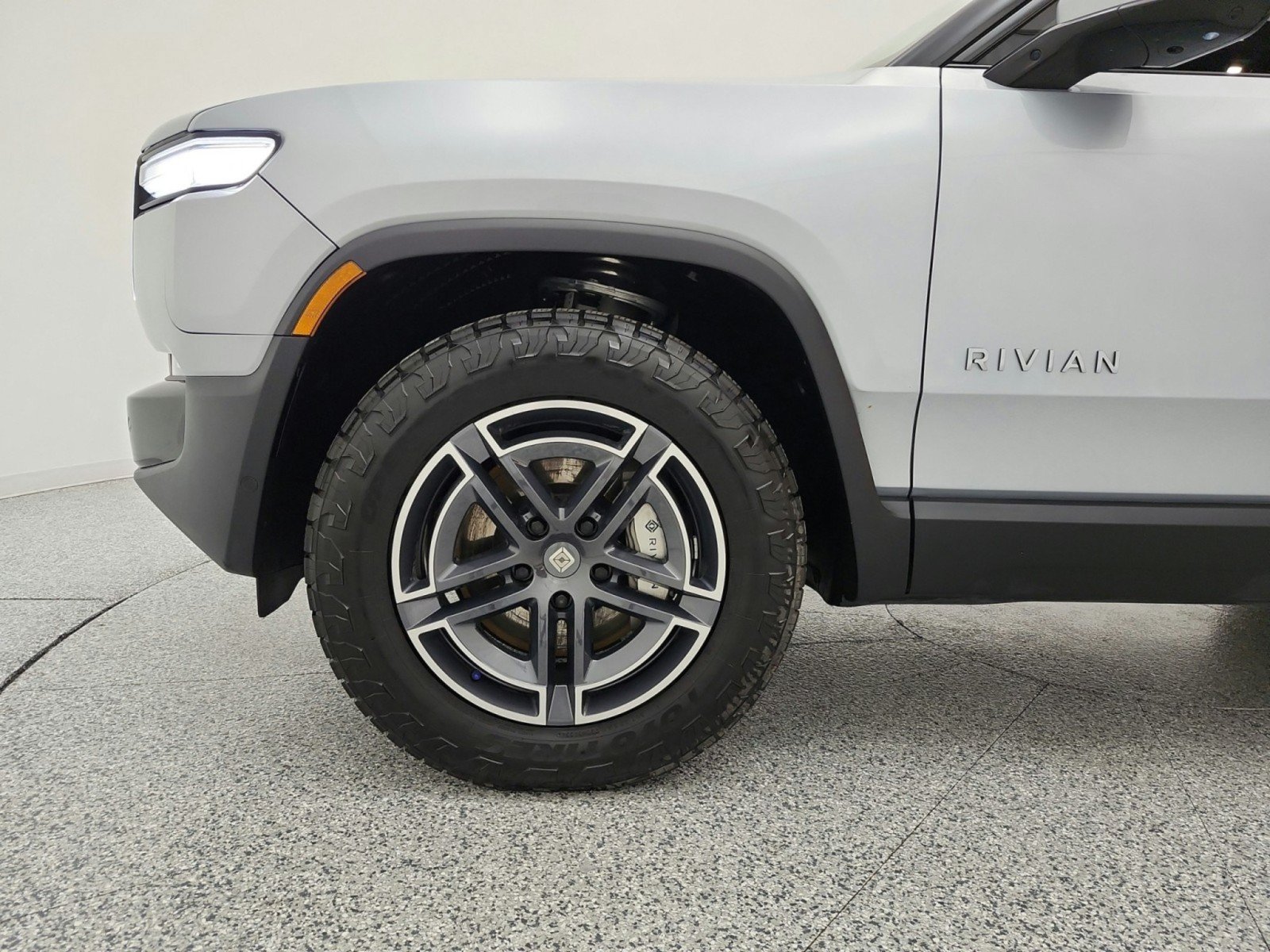 Used 2025 Rivian R1S Adventure Dual AWD/4WD image 17