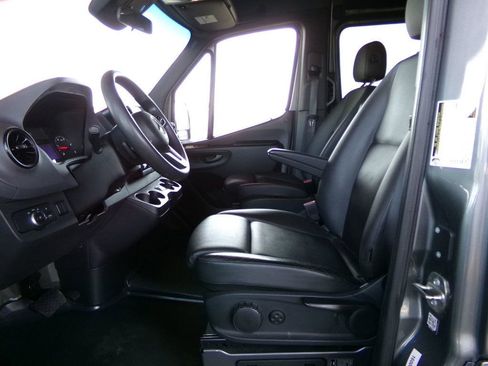 Used 2019 Mercedes-Benz Sprinter 2500 image 9