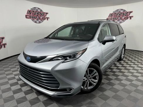 Used 2024 Toyota Sienna Platinum image 1