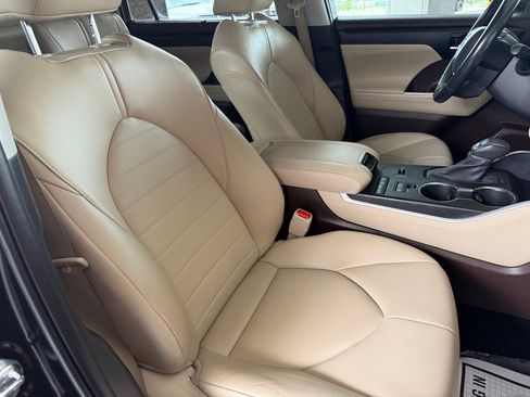 Used 2022 Toyota Highlander XLE FWD image 38