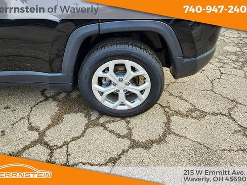 Used 2024 Jeep Compass Latitude AWD/4WD image 17