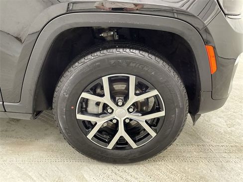 Used 2023 Jeep Grand Cherokee Limited image 14