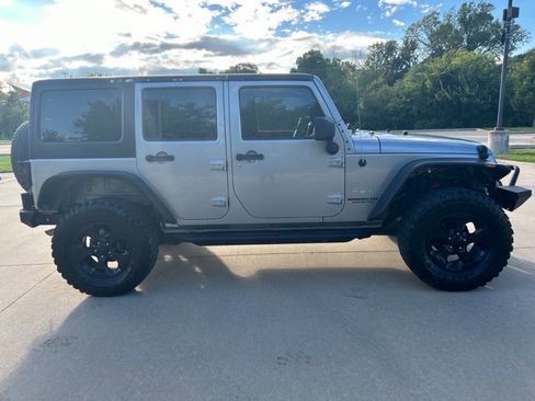 Used 2013 Jeep Wrangler Unlimited Sahara w/ Connectivity Group image 5