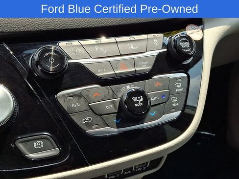 Used 2023 Chrysler Pacifica Touring-L FWD image 16