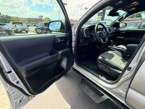 Used 2022 Toyota Tacoma TRD Off-Road w/ Technology Package AWD/4WD image 11
