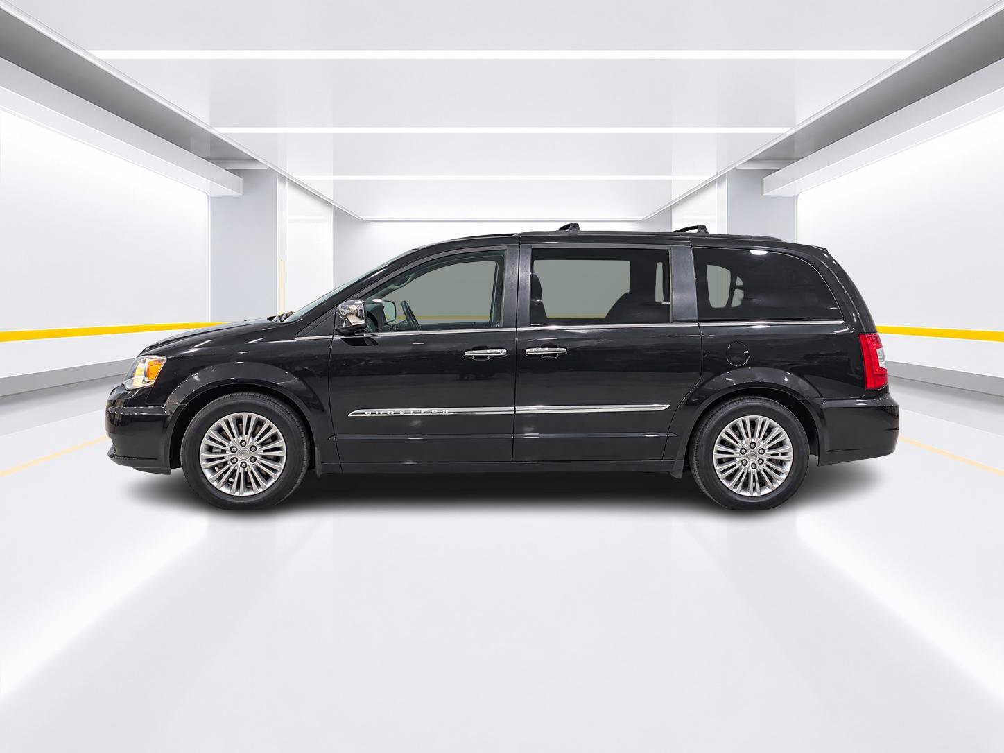 Used 2016 Chrysler Town & Country Touring-L FWD image 2