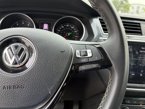 Used 2021 Volkswagen Tiguan SE w/ Panoramic Sunroof Package FWD image 17