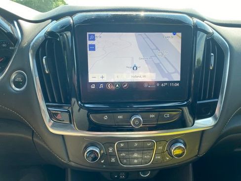Used 2023 Chevrolet Traverse LT w/ LT Premium Package AWD/4WD image 3