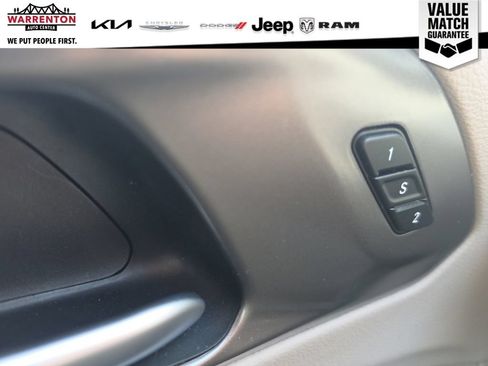 Used 2024 Chrysler Pacifica Touring-L FWD image 24