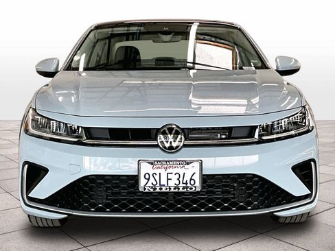 Used 2025 Volkswagen Jetta SE w/ Sunroof Package image 3