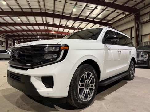 Used 2025 Ford Expedition Active AWD/4WD image 9
