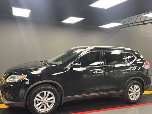 Used 2014 Nissan Rogue SV image 2
