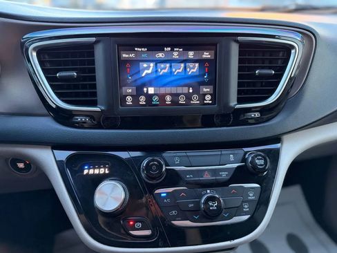 Used 2020 Chrysler Voyager Lxi image 39