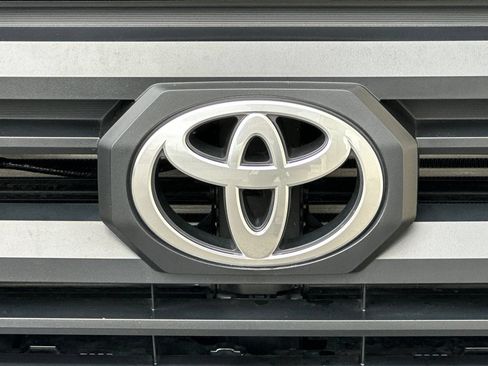 Used 2025 Toyota Tacoma SR5 AWD/4WD image 37