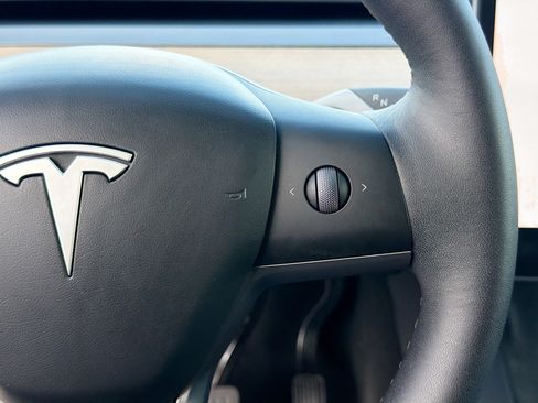 Used 2025 Tesla Model Y Long Range AWD/4WD image 35