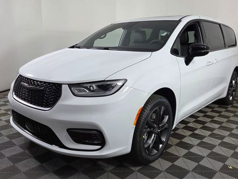 New 2026 Chrysler Pacifica Select image 3