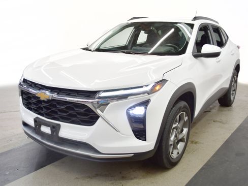 Used 2025 Chevrolet Trax LT w/ LT Convenience Package FWD image 4