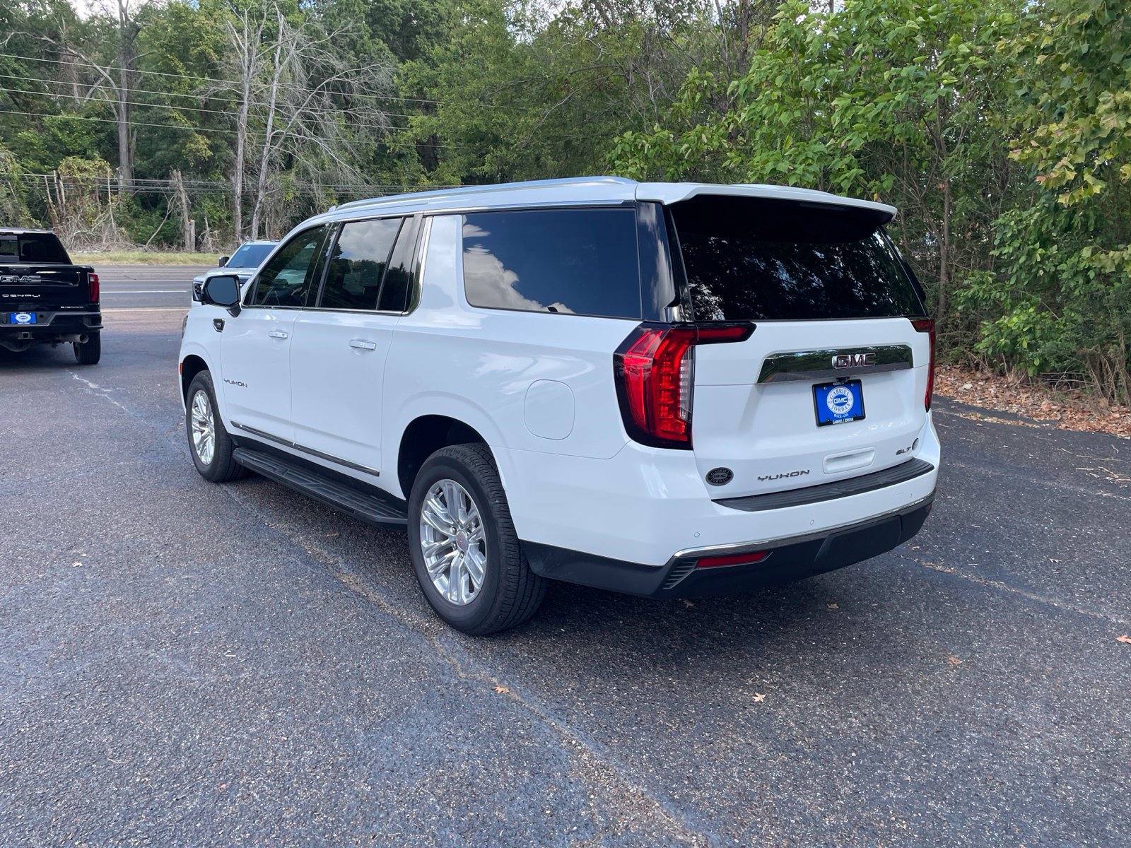Used 2022 GMC Yukon XL SLT w/ SLT Premium Package AWD/4WD image 3