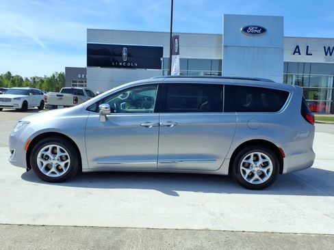 Used 2020 Chrysler Pacifica Limited image 2