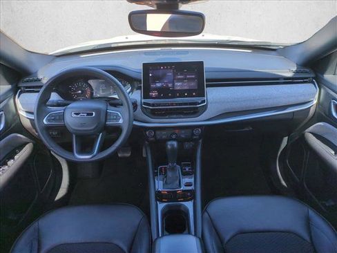 Used 2024 Jeep Compass Latitude image 16