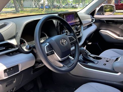 Used 2023 Toyota Highlander L FWD image 14