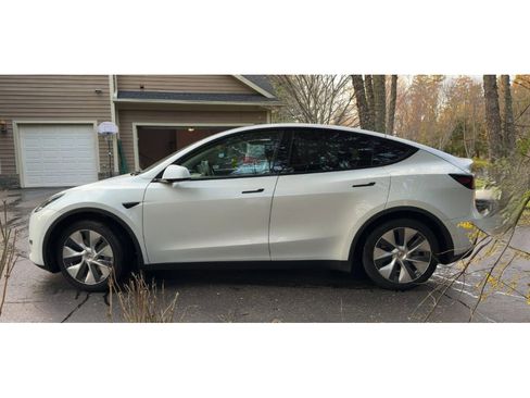 Used 2021 Tesla Model Y 2WD image 2