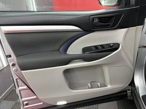 Used 2017 Toyota Highlander LE image 7