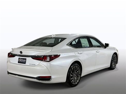 New 2025 Lexus ES 300h w/ Luxury Package image 9
