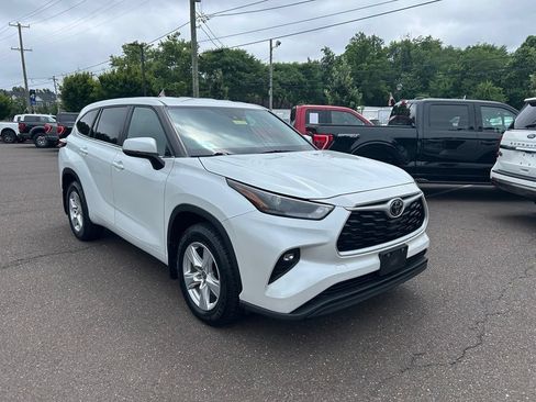 Used 2023 Toyota Highlander LE AWD/4WD image 3
