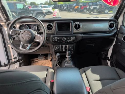 Used 2018 Jeep Wrangler Unlimited Sahara AWD/4WD image 8