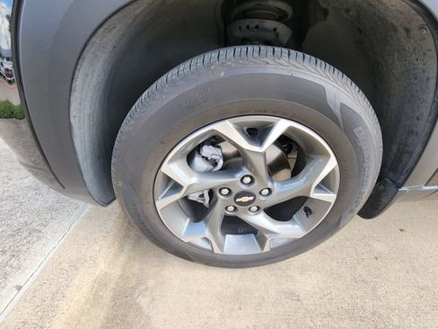 Used 2025 Chevrolet Trax LT FWD image 8
