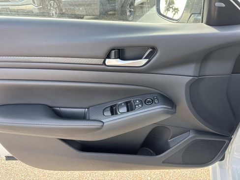 Used 2025 Nissan Altima 2.5 SV image 19