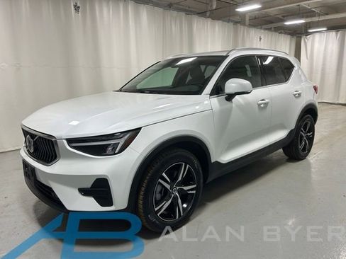 Used 2025 Volvo XC40 B5 Core image 1