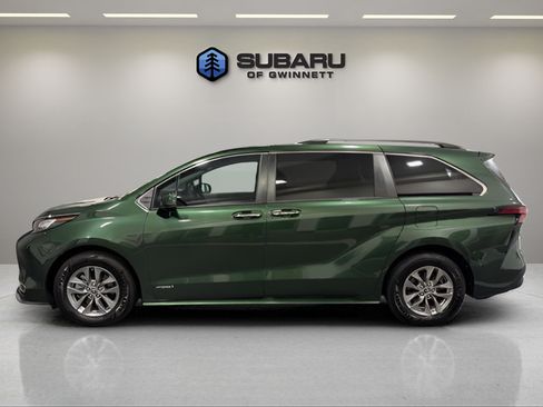 Used 2021 Toyota Sienna XLE FWD image 2