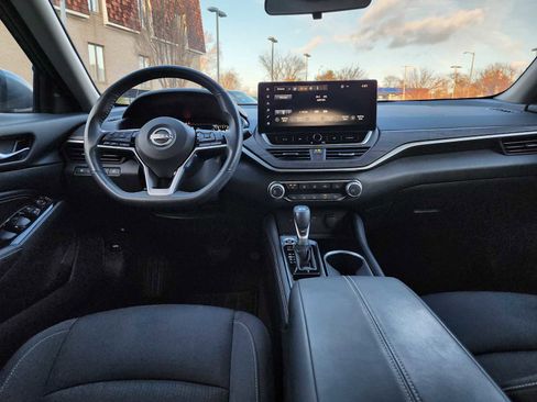 Used 2023 Nissan Altima 2.5 SV w/ SV Premium Package image 8